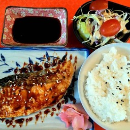 ข้าวหน้าปลาแซลมอนย่างซิอิ้ว+สลัด+ซุป