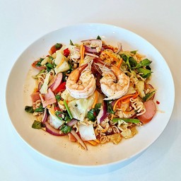 ยำมาม่ารวมมิตร กุ้ง แฮม ไส้กรอก ไก่สับ