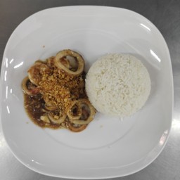 ข้าวปลาหมึกทอดกระเทียม