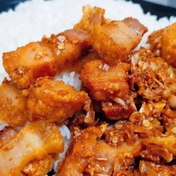 ข้าว (หมูกรอบ)กระเทียม