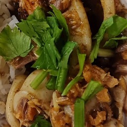 ข้าวกระเทียมพริกไทยปลาหมึก