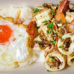 ข้าวราดทะเลผัดพริกขี้หนู [กุ้งหมึก]