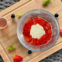 กรีกโยเกิร์ต 1 scoop+ แยมสตอเบอรี่