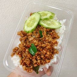 ข้าวหมูสับผัดพริกแกง