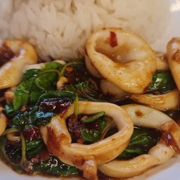 ข้าวกระเพราปลาหมึก