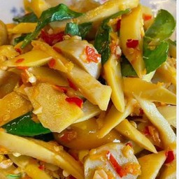 ข้าวกะเพราลูกชิ้นเนืั้อหน่อไม้