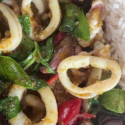 ข้าวเขียวหวานปลาหมึก