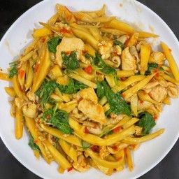 กะเพราหน่อไม้ ราดข้าว