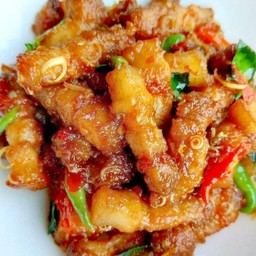 หมูกรอบผัดกะปิพริกเผา