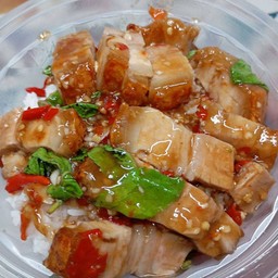 ❤️อิ่มคู่ 1❤️ กะเพราหมูกรอบ 2กล่อง  + น้ำส้ม 2 ขวด แถมฟรีนักเก็ต 5 ชิ้น