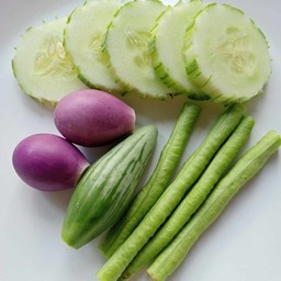 ผักสดทานคู่ข้าวไข่เจียว