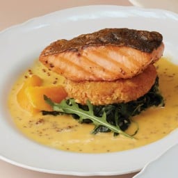 F2.สเต๊กแซลมอนเค้กปู