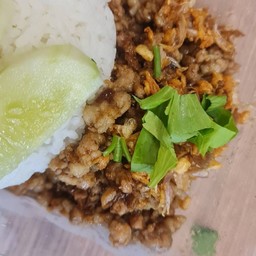 ข้าวกระเทียมพริกไทยหมูสับ