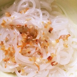 เล็กลวกราดกระเทียมเจียวหอมอร่อย