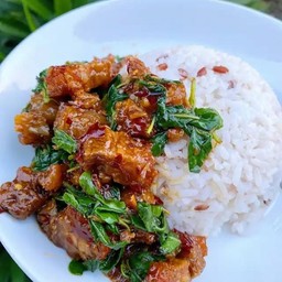 ข้าว กะเพรา(หมูกรอบ)