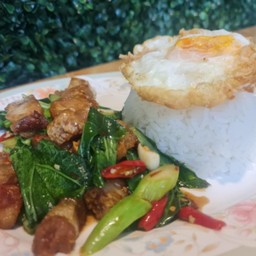 คะน้าหมูกรอบ