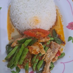 ข้าวผัดพริกแกงหมู