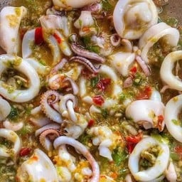 ข้าวราดปลาหมึกผัดพริกขี้หนู