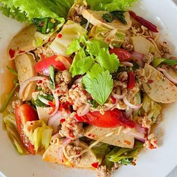 ยำมาม่าหมูสับหมูยอ