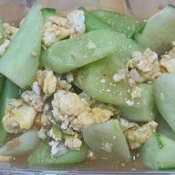 แตงกวาผัดไข่( กับข้าว)