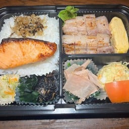 ปลาแซลม่อนหมักไซเคียวมิโซะกับหมูสามชั้นย่างชิโอะโคจิ