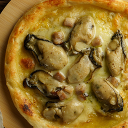 Spicy Stir-Fried Giant Oyster Pizza หอยนางรมผัดฉ่า