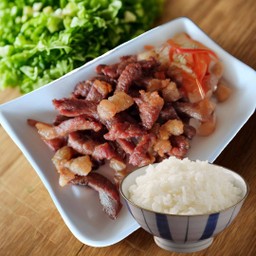 ข้าวเนื้อโคขุนแดดเดียวทอด (พิคานย่า)