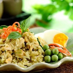 ข้าวผัดเขียวหวานไก่ ไข่เค็ม