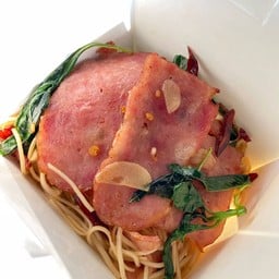 หมี่ฮ่องกง(เบค่อนสตริป) ผัดพริกแห้ง