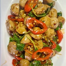 B5 กระเพราลูกชิ้นหมูแบบกับข้าว