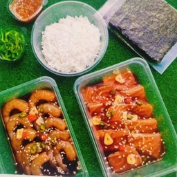 ชุดเซ็ทกุ้ง + แซลมอน + สาหร่ายแผ่นข้าวเปล่ายำสาหร่ายฟรีน้ำจิ้มซีฟู้ดวาซาบิซอสโซยุ