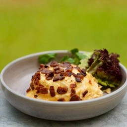 ข้าวไข่ข้นเบคอนกรอบ