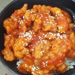 ข้าวหน้าไก่ทอดซอสเทอริยากิพร้อมแตงกวาและแครอทลวก