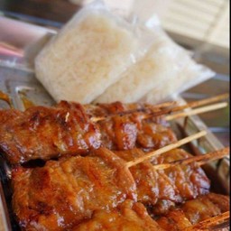 หมูปิ้ง 6 ไม้+ข้าวเหนียว 1 ห่อ