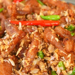 หมูชิ้นผัดกระเทียมพริกสดราดข้าว+น้ำจิ้มไก่