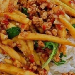 ข้าว-กระเพราหมูสับหน่อไม้เหลือง