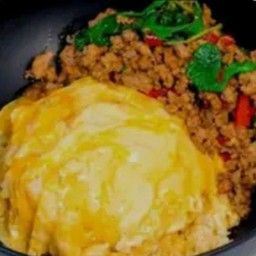 ข้าวกระเพราหมูสับไข่ข้น