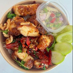 ข้าวกะเพราไก่กรอบ