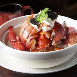 Lobster Stroganoff served over Vermicelli Noodles 
龙虾斯特罗加诺夫佐细米粉呈上