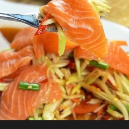 ส้มตำปลาร้าแซลมอนสด