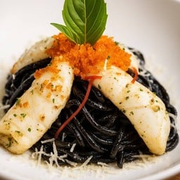 ลิงกวินี่หมึกดำกับปลาหมึกย่าง