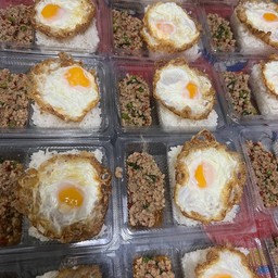 กระเพราหมูสับ+ ไข่ดาว