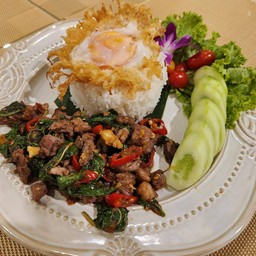 ข้าวกะเพราเนื้อออสไข่เป็ดดาว