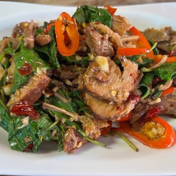 B4 กระเพราหมูตุ๋นแบบกับข้าว