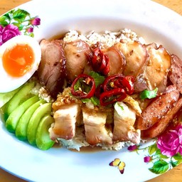 ก๋วยเตี๋ยวขาหมูตุ๋น ไก่ตุ๋น หมูกรอบ สูตรน้ำพริกเผา