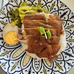 อาม้าขาหมู (ขาหมู คากิ หมูกรอบ หมูแดง) ปตท.ภูเขาทอง