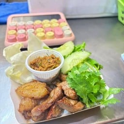 เนื้อพวงทอดทีเด็ดพร้อมผักสด+ปลาร้าบอง