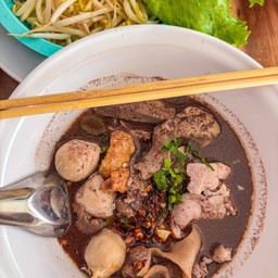 ก๋วยเตี๋ยวน้ำตกหมูพิเศษ