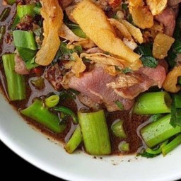 ก๋วยเตี๋ยวเนื้อสด+ริ้ว ( พิเศษ )