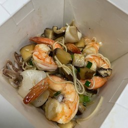 หมี่ฮ่องกงทะเล (กุ้ง+หมึก) ผัดเห็ดหอม